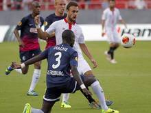 Fallou Diagne (vorn) agierte im Spiel gegen den FC Sevilla ungeschickt und sah die Rote Karte