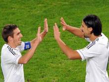 Auch ohne große Mengen Bier konnten Philipp Lahm (l) und Sami Khedira ordentlich feiern. Foto: Marius Becker