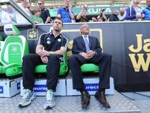 Bernd Hollerbach (l) arbeitete unter Felix Magath bis Ende 2012 bei Wolfsburg und hospitiert nun bei Bremen