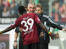 Hannovers Mame Diouf wird nach seiner Schwalbe von Trainer Mirko Slomka beruhigt