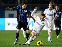 Inter-Mittelfeldspieler Mateo Kovacic (M.) gerät gegen Bergamos Davide Brivio (l) ins Straucheln