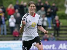 Kerstin Garefrekes von Frankfurt bejubelt ihremn Treffer zum 1:0 gegen Wolfsburg