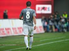 Unions Baris Özbek sah im Spiel gegen Kaiserslautern wegen rohen Spiels die Rote Karte