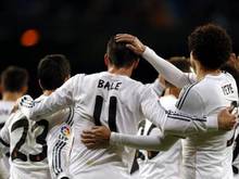 Die Teamkollegen feiern den Dreifach-Torschützen Gareth Bale
