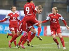 Die Spielerinnen vom 1. FFC Frankfurt jubeln über das 1:0 durch Simone Laudehr (M)