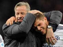 Schalkes Trainer Jens Keller (l) erfreut sich über ein starkes Team mit Klaas-Jan Huntelaar. Foto: Marius Becker