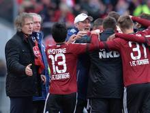 Nürnberg dreht das Spiel, Trainer Gertjan Verbeek (l.) ist trotzdem nicht zufrieden
