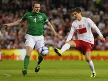Zwei deutsche Gruppengegner im direkten Duell: Polens Star Robert Lewandowski (r) und John O'Shea aus Irland