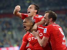 Die Spieler von Fortuna Düsseldorf bejubeln den Sieg gegen Arminia Bielefeld