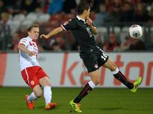 Der Cottbusser Sven Michel (l) traf per Distanzschuss zum 1:0 gegen den 1. FC Kaiserslautern