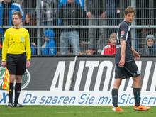 Münchens Kai Bülow verlässt nach einer gelb-roten Karte das Spielfeld