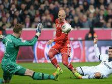Arjen Robben (M) trifft zum 2:0 für den FC Bayern. Foto: Andreas Gebert