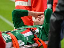 Paul Verhaegh musste gegen Hannover 96 verletzt vom Platz getragen werden