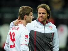 Stuttgarts Trainer Thomas Schneider (r.) tröstet Timo Werner nach dem Spiel