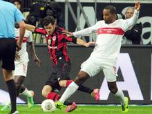 Cacau (r.) ist vom Klassenverbleib des VfB Stuttgart überzeugt