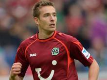 Hannovers Artur Sobiech hat sich schwerer am Knie verletzt. Foto: Peter Steffen