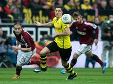 Nürnbergs Javier Pinola (l.) machte gegen BVB-Stürmer Robert Lewandowski keine glückliche Figur