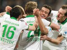 Bremer Jubeltraube: Werder feiert den Torschützen zum 1:0 Franco Di Santo (2.v.r.)