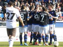 Die Frankfurter bejubeln den Treffer zum 1:0 gegen den FC St. Pauli
