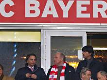 Bundestrainer Joachim Löw (hinten recht) steht neben Uli Hoeneß beim Spiel gegen den FC Arsenal auf der Tribüne