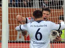 Schalkes Sead Kolasinac gratuliert Klaas-Jan Huntelaar zum Doppelpack
