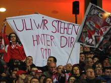 Ein paar Fans solidarisierten sich mit Uli Hoeneß