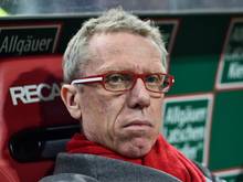 Der Kölner Trainer Peter Stöger steht mit seiner Mannschaft vor dem Aufstieg