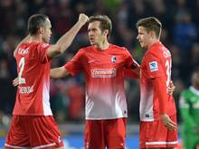 Pavel Krmas, Julian Schuster und Christian Günter (v.l.) feiern mit Freiburg den zweiten Sieg in Serie