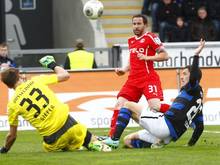 Frankfurts Mathew Leckie (r) kann sich nicht gegen die Düsseldorfer Defensive durchsetzen