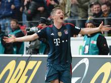 Bastian Schweinsteiger erlöste den FC Bayern mit seinem Tor in 82. Minute. Foto: Arne Dedert