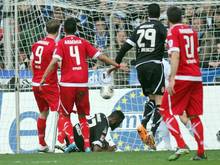 Energie-Spieler Boubacar Sanogo (M,am Boden) erzielt das 1:0 gegen Bielefeld