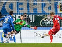 Ingolstadts Philipp Hofmann (r.) beim Elfmeter-Nachschuss zum 1:0 gegen Bochum
