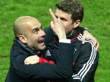 Bayerns Trainer Pep Guardiola jubelte mit Thomas Müller. Foto: Hannibal