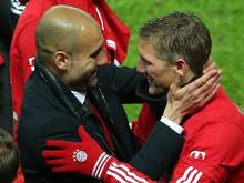 Bayern-Trainer Pep Guardiola und Bastian Schweinsteiger feiern den Meistertitel