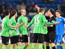 Hannovers Manuel Schmiedebach (l.) sah in der Partie gegen Hoffenheim die Rote Karte