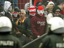 Die Polizei muss immer wieder gegen gewaltbereite Kölner Fans einschreiten