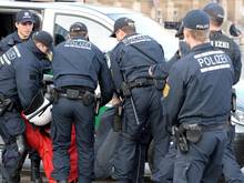 In der Mainzer Innenstadt kam es zu gewalttätigen Auseinandersetzungen zwischen der Polizei und Fans aus Augsburg