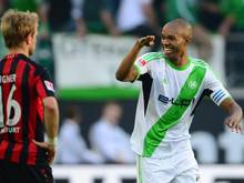 Wolfsburgs Naldo jubelt über seinen Treffer aus weit über 30 Metern