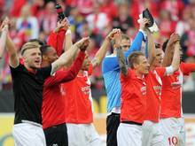 Die Mainzer lassen sich nach dem Sieg gegen Augsburg von den Fans feiern