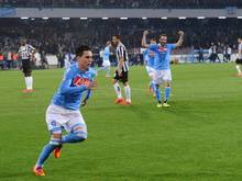 Napolis Jose Maria Callejon (l.) erzielt das 1:0 und setzt an zum Jubellauf