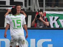 Nach Max Kruses Treffer zum 2:0 hoffen die Gladbacher um Gratulant Alvaro Dominguez auf die Champions League