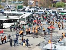 Die Fans aus Hannover kamen mit Sonderbussen in einer Extra-Zone vor dem Braunschweiger Stadion an. Foto: Peter Steffen