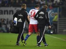 Milan Badelj (M.) wird verletzt vom Feld geführt