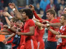Die Bayern-Spieler bedanken sich nach dem 3:1 gegen Manchester bei ihren Fans. Foto: Peter Kneffel