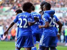 Chelsea-Torschütze Demba Ba (2.v.r.) lässt sich feiern