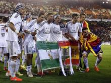 Mit Real-Schals und Spanien-Fahne werden die Pokalfotos inszeniert