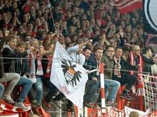 Den Fans des 1. FC Köln fällt es oft schwer, auf den Plätzen zu bleiben. Foto: Oliver Mehlis