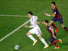 Gareth Bale (l) sprintet mit dem Ball den Gegenspielern davon