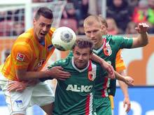Der Augsburger Daniel Baier kämpft mit Sandro Wagner (l) von Hertha BSC um den Ball. Foto: Stefan Puchner