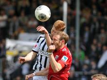 Aalens Andre Hainault () und Ingolstadts Moritz Hartmann liefern sich ein Kopfballduell.